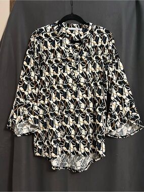 Notations Black, White and Tan Geometric Flowy Pleated Blouse